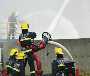  瓊粵桂聯(lián)合開展石油化工火災跨海作戰(zhàn)演練