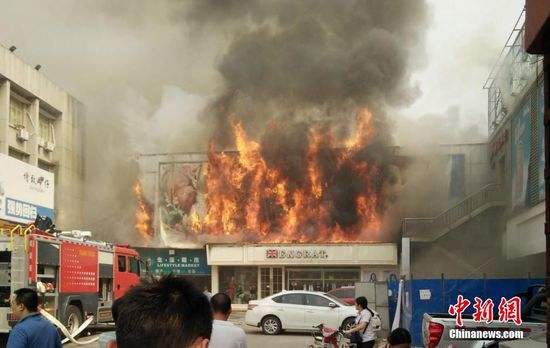 商場發(fā)生大火怎么辦？消防教你火場逃生方法